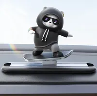 Décoration de tableau de bord de voiture : Figurine mignonne d'ours sur skateboard pour navigation