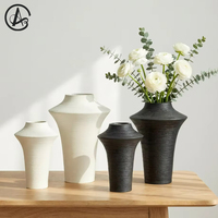 Vase décoratif en céramique noire et blanche de style géométrique sculpté, de luxe, pour la maison et le bureau, vente en gros ARM LVG