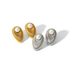 ต่างหูมุกเปลือกหอยสแตนเลสชุบทอง 18k แบบฝังขอบ ดีไซน์ทันสมัยสำหรับผู้หญิง - Product Image 5