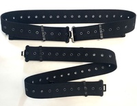 Ceinture de couleur noire robuste de 56mm avec une rangée de 50 œillets noirs et embouts de boucle à crochet