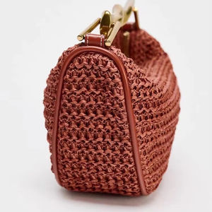 2025 nuevo bolso tejido con asa de metal, bolso tejido de hierba de media luna, diseño de nicho para bolso de playa de mujer - Product Image 4