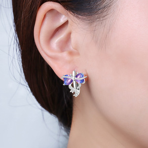 Los pendientes con forma de corazón son el regalo perfecto para una niña, y también son una opción ideal para un regalo de aniversario o cumpleaños. - Product Image 5