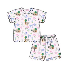 Ensemble 2 pièces décontracté d'été pour enfants : T-shirt personnalisé à motif canards et nœuds floraux, et short à bord festonné. Vêtements assortis pour sœurs. - Product Image 5