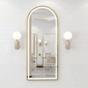 <span class=keywords><strong>Miroir</strong></span> <span class=keywords><strong>mural</strong></span> géant arqué en métal doré de luxe avec LED intégrées pour salon de coiffure - Product Image 4