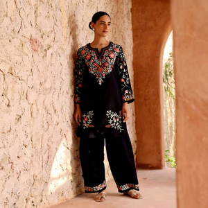 Ensemble Kurti et pantalon en soie romaine brodée noire, séchage rapide, coupe régulière, longueur au sol, tenue ethnique traditionnelle pour femmes, Inde, Pakistan - Product Image 1