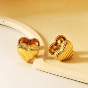 Modernos Pendientes de Aro de Acero Inoxidable para Mujer con Textura a Rayas y Doble Corazón, Resistentes al Agua, Chapados en Oro de 18K - Product Image 3