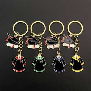 Porte-clés en émail avec breloques toge de graduation, toque, diplôme et parchemin, thème uniforme d'école de sorcellerie, cadeau de graduation et souvenir - Product Image 1