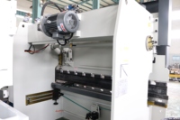 Fabrication d'armoires électriques 100 tonnes 3200 mm WC67K Barre de torsion Entièrement automatique Moteur CNC Numérique Type simple Tôle métallique