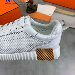 Zapatillas informales de caña baja con cordones de malla y cuero blancos para hombre para uso diario - Product Image 2