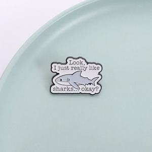 Spilla con lettere smaltate, mi piace molto il distintivo con spilla di squali, regalo di gioielli di animali per bambini e amici di laurea - Product Image 3