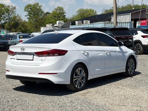 Kilometraje Original 2018, Avante AD Blanco, Auto Compacto de Gasolina con Monitor Trasero, Vehículo Económico - Product Image 2