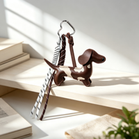 Pendentif chien Wiener emblématique à surpiqûres contrastées avec anneau cœur, cordon tressé robuste, lanière élégante pour décoration de sac à main