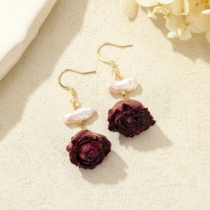 Boucles d'oreilles en cuivre plaqué <span class=keywords><strong>or</strong></span> 14 carats avec perles baroques naturelles et fleurs véritables, collection 2026 – Vente en gros pour boutiques - Product Image 2