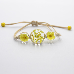 Pulseras de la amistad elásticas ajustables con cuentas hechas a mano, amuleto de la suerte con flores reales de resina de último diseño. - Product Image 6