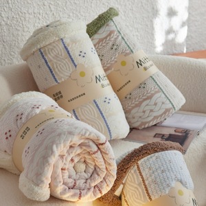 Manta de patrón floral grueso de primera calidad para una comodidad acogedora, nuevo viaje en casa, técnicas de punto teñidas lechosas cálidas para el invierno - Product Image 3