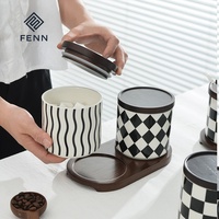 Ensemble de pots à épices en céramique FENN au style unique avec couvercle en bois et plateau – Conteneur de rangement esthétique et tendance pour la cuisine