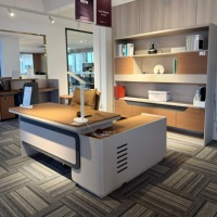 Ensemble de bureau de direction moderne et luxueux avec armoire murale LED, pieds sculpturaux inclinés et chaise pour suite de bureau complète de PDG