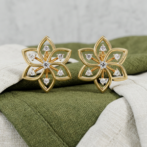 Boucles d'oreilles de luxe plaquées or avec diamants de laboratoire, serties griffes, style créoles - Product Image 1