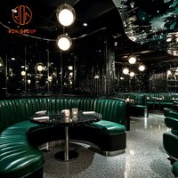 Ensemble de meubles de restaurant, café et bar moderne, tables à manger avec base en métal, sièges en cuir vert et canapé en cuir incurvé