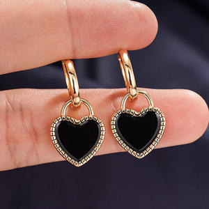 Boucles d'oreilles clous en forme de cœur E4698, onyx noir, sertissage clos en or 18 carats, classiques pour femme, à porter au quotidien - Product Image 3