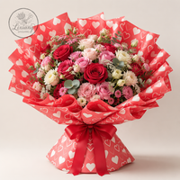 Papier d'emballage floral rose et blanc en forme de cœur 58*58cm, film BOPP mat imperméable pour emballage de bouquets haut de gamme