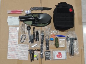 Kit di Sopravvivenza Regalo di Natale per Uomini e Donne, 251 Pezzi di Attrezzatura d'Emergenza, Kit di Pronto Soccorso, Borsa a Tracolla per Campeggio, Terremoti, Escursionismo, Attività all'Aperto, in Metallo - Product Image 2