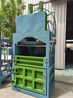 Station d'ordures verticale semi-automatique Presse à balles hydraulique Machine de compactage de carton en plastique 8T