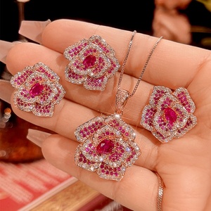 Parure de bijoux de mariée délicate et écologique en cuivre plaqué or avec zircon rouge pavé, motif floral doré, comprenant collier et boucles d'oreilles - Product Image 3