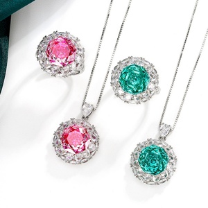 Conjunto de Collar, Pendientes y Anillo de Cobre Ecológico con Zirconia Rosa de 12 mm, Diseño Floral Elegante y Moderno para Bodas y Fiestas - Product Image 5