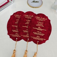 Menu de table de luxe en velours bordeaux, texte personnalisé en feuille d'or, forme découpée avec pompon doré, pour mariage et soirée masquée