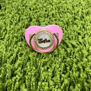 Luxe Pink Name scritta Baby ciuccio e Clip all'ingrosso personalizzato neonato nuovo prodotto di Design forniture accessori neonati Silicone