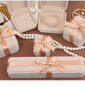 กล่องเก็บเครื่องประดับแฟชั่นทรงสี่เหลี่ยม/สี่เหลี่ยมผืนผ้าคุณภาพสูง <span class=keywords><strong>JoJo</strong></span> ผ้ากำมะหยี่ สำหรับเก็บสร้อยคอ แหวน ต่างหู กำไลข้อมือ รุ่น RB0002 จีน - Product Image 1