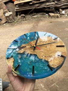 Horloge murale en résine époxy et bois massif naturel, décoration artistique Océan Bleu, article de luxe, vente en gros fabricant - Product Image 3