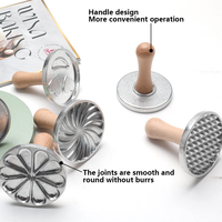 Nouveau style de découpoir manuel pour biscuits et emporte-pièce avec poignée en bois massif pour la cuisine