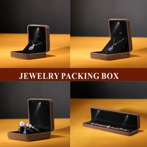 Boîte à bijoux de luxe personnalisée avec logo, base en fer, en velours, avec lumière LED blanche, étui pour bague et pendentif - Product Image 2