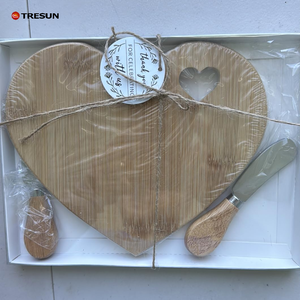 Faveurs de fête, ensemble de planches à fromage en bambou miniature en forme de cœur avec couteaux, planche à charcuterie pour mariage, fête de la Saint-Valentin - Product Image 6