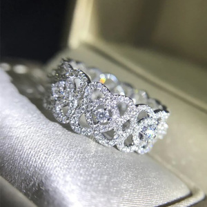 Anello Floreale Traforato da Donna, Design Elegante a Cerchio Completo, Gioiello Minimalista di Lusso per Uso Quotidiano - Product Image 3