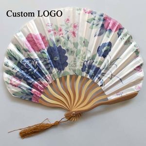 Éventails pliants élégants en bambou sculpté avec un dragon et une pampille, pour un cadeau ou un souvenir de mariage écologique - Product Image 3