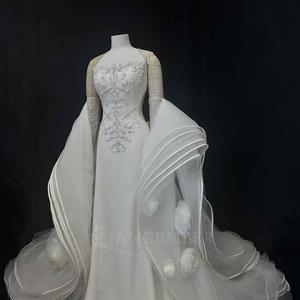 Vestido de Novia Moderno NT27 Illusion Satinado con Cuello Barco, Estilo Sirena, con Apliques Florales de Cristal y Sobrefalda Larga hasta el Suelo - Product Image 2