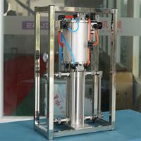 Petite machine de remplissage pneumatique de liquides en aérosol