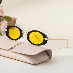 Nuevas gafas de sol ovaladas con montura pequeña para mujer, montura negra de Metal, lentes de PC, protección Uv400, gafas de sol de clase 2 con estuche - Product Image 4