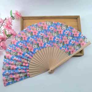 พัดพับขนาด 23 ซม. ขายส่ง ด้ามไม้ไผ่ ผ้าฝ้าย ปรับแต่งได้ สำหรับตลาดยุโรป งานคริสต์มาส ลายเพ้นท์ - Product Image 3