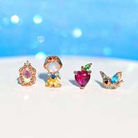 ZUOLA - Juego de Aretes Pequeños de Latón con Baño de Oro de 18K, Diseño de Personajes de Cuentos de Hadas Blancanieves, con Microincrustaciones de Circonita, Estilo Dibujos Animados