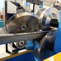 Machine de profilage automatique de poutrelles à grande vitesse contrôlée par PLC, avec dérouleur hydraulique, moteur, pompe et boîte de vitesses intégrées