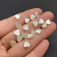 Perles en coquillages naturels blancs de mer, petites perles en forme de cœur de pêche, symbole de l'amour et de la chance pour la fabrication de bijoux et bracelets DIY
