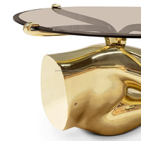 Décoration intérieure de la maison, art abstrait moderne, table basse créative en FRP avec des jambes dorées en forme de jambes humaines