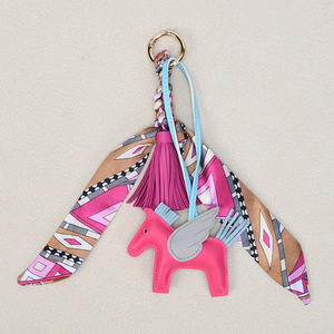 سلسلة مفاتيح فاخرة من الجلد على شكل حصان كهدية، قلادة لحقيبة اليد مع وشاح حريري لطيف وشرابة من البولي يوريثان، حلية حقيبة بتصميم مميز، حلقة مفاتيح سيارة للنساء - Product Image 1