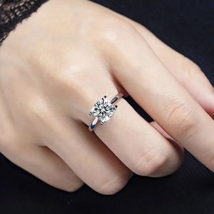 Bague de fiançailles personnalisée en or blanc 18 carats avec moissanite 0,5 carat, 1 carat, 1,5 carat, 2 carats - Product Image 1