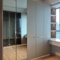 Grand placard de luxe | Dressing modulaire en aluminium avec porte en verre et système d'éclairage personnalisé