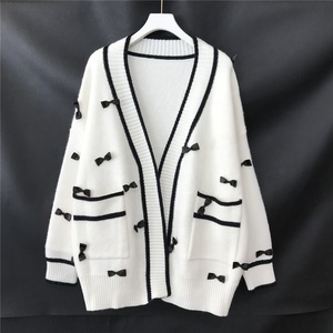 <span class=keywords><strong>Cardigan</strong></span> Lavorato a Maglia Spesso e Morbido con Blocchi di Colore per Donne, Design con Fiocco, Scollo a V, Doppie Tasche, Cappotto Bianco e <span class=keywords><strong>Nero</strong></span> - Product Image 2